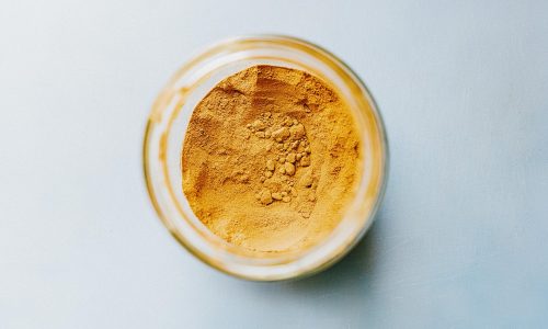 治愈系日剧专题封面，温暖的厨房灯光下一人独自烹饪，展现日剧治愈系的温柔与生活质感
